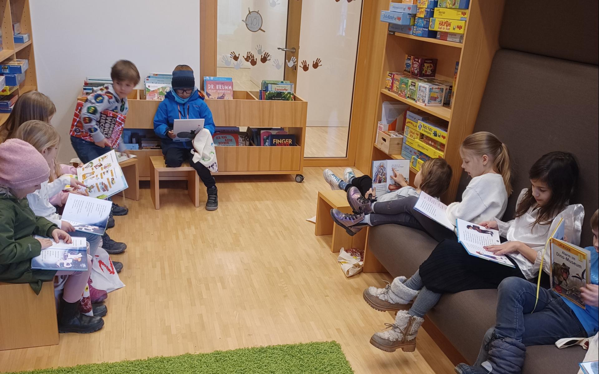 Kinder lesen Bücher in der Bücherei