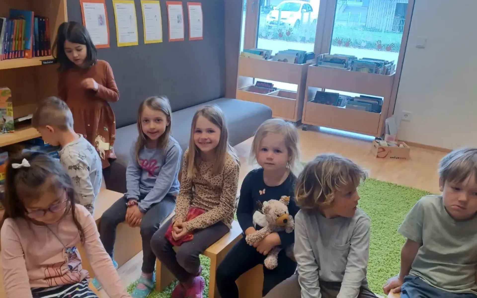 Kinder hören zu beim Vorlesen