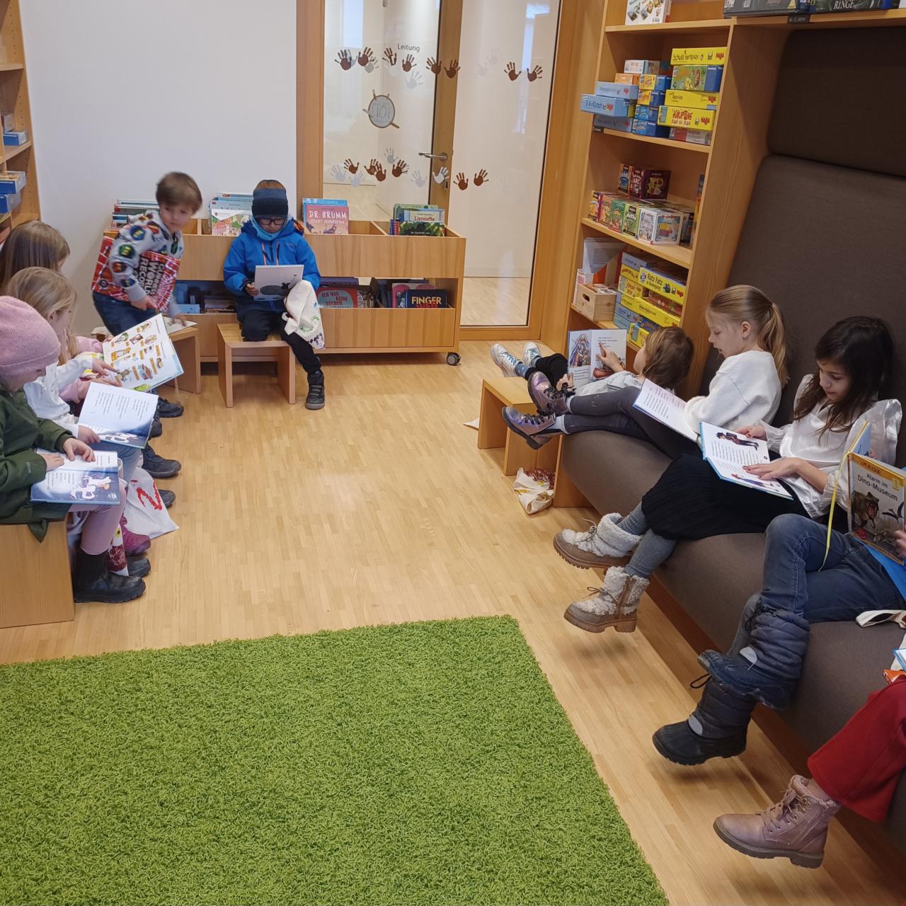 Kinder lesen Bücher in der Bücherei